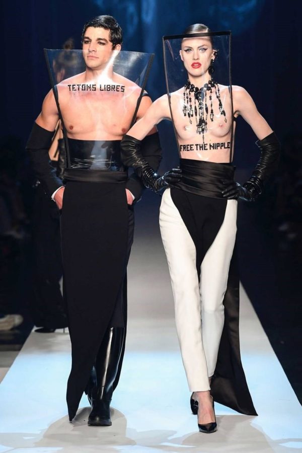 Desfile de Jean Paul Gaultier en apoyo a la libertad de los pezones y a la campaña Free the nipple