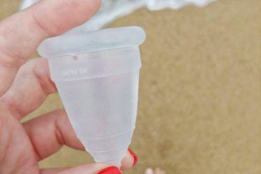 Copa menstrual en la playa y la piscina en verano