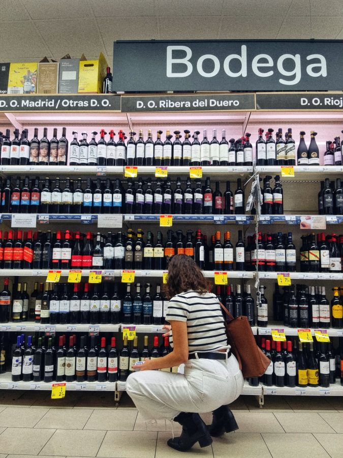 Comprar un vino y beberlo en un parque de Madrid