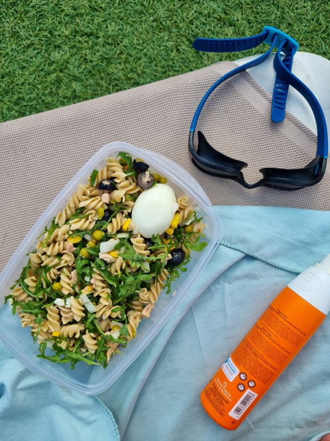 tupper de ensalada de pasta para la playa