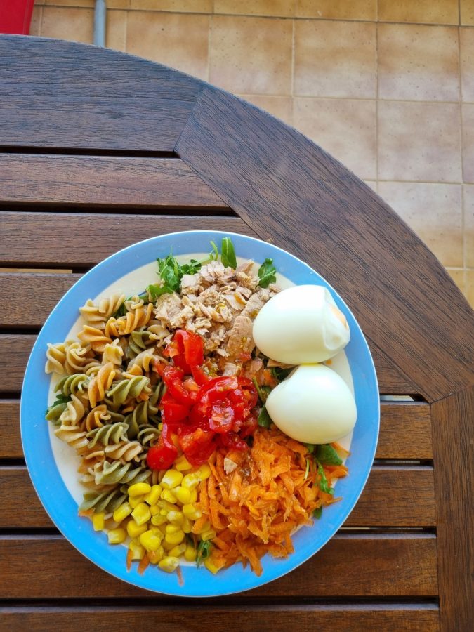 ensalada de pasta tricolor para cualquier día